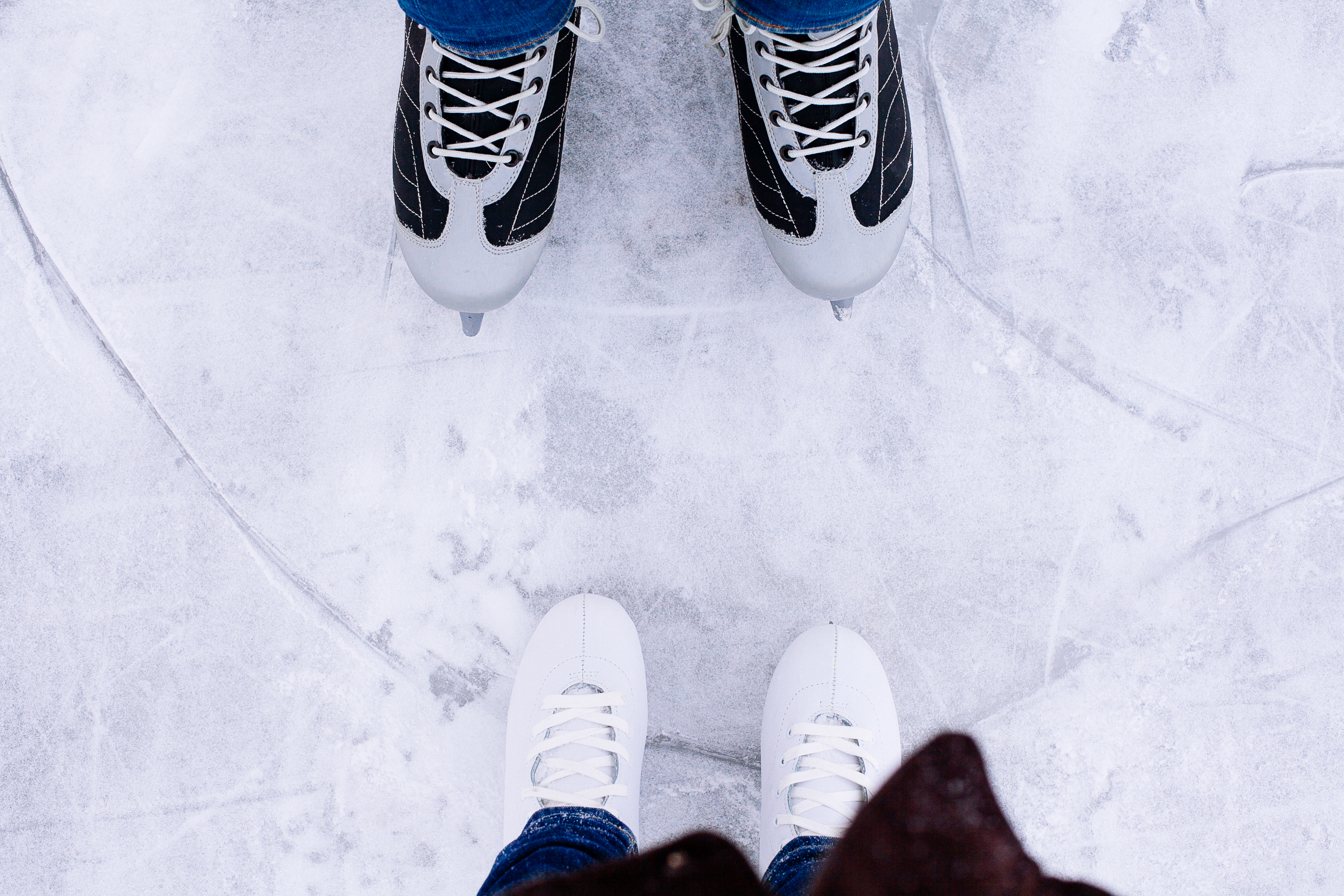 Eisfläche und zwei Paar Schlittschuhspitzen