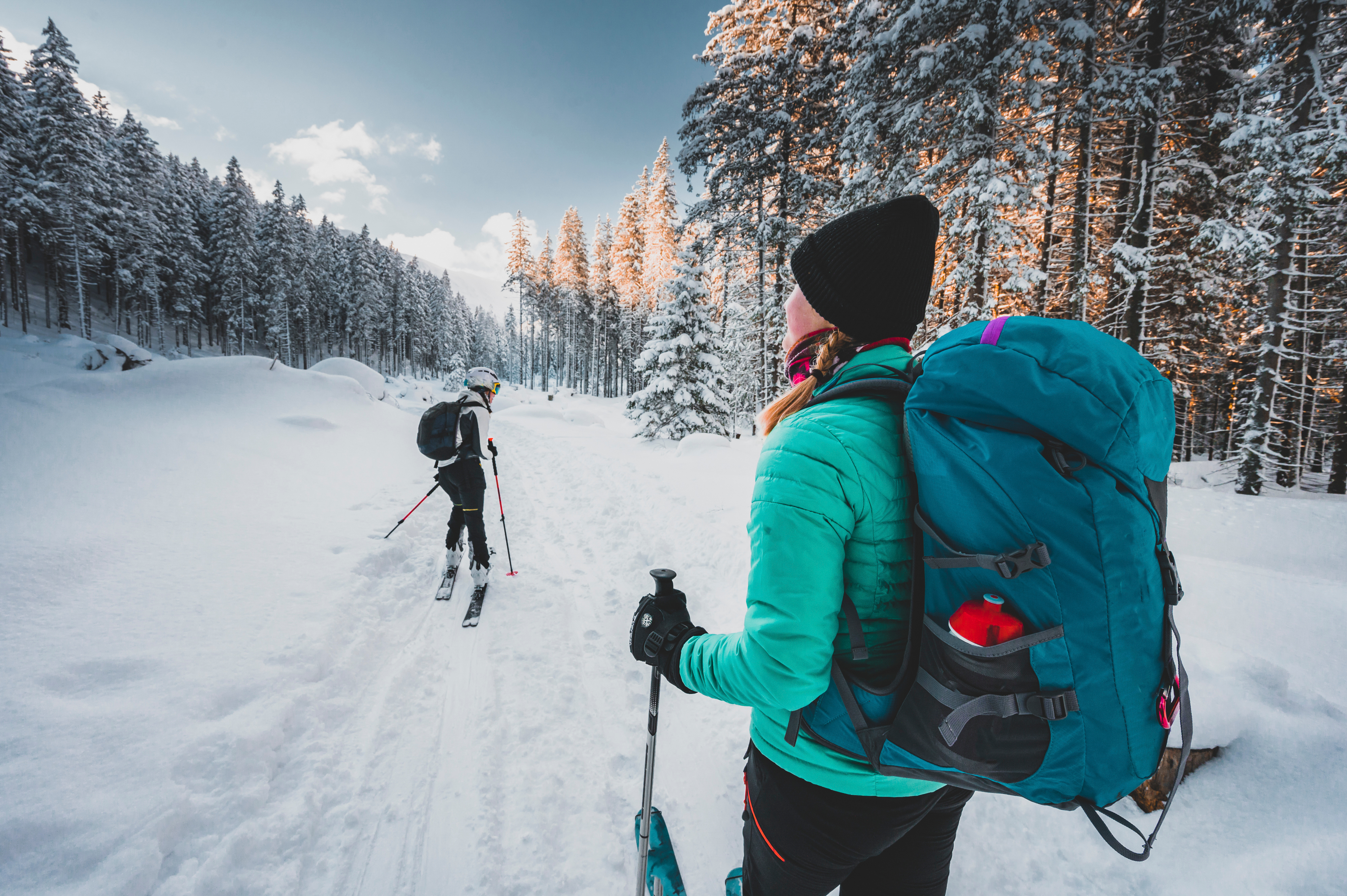 zwei Frauen mit Tourenski im Wald