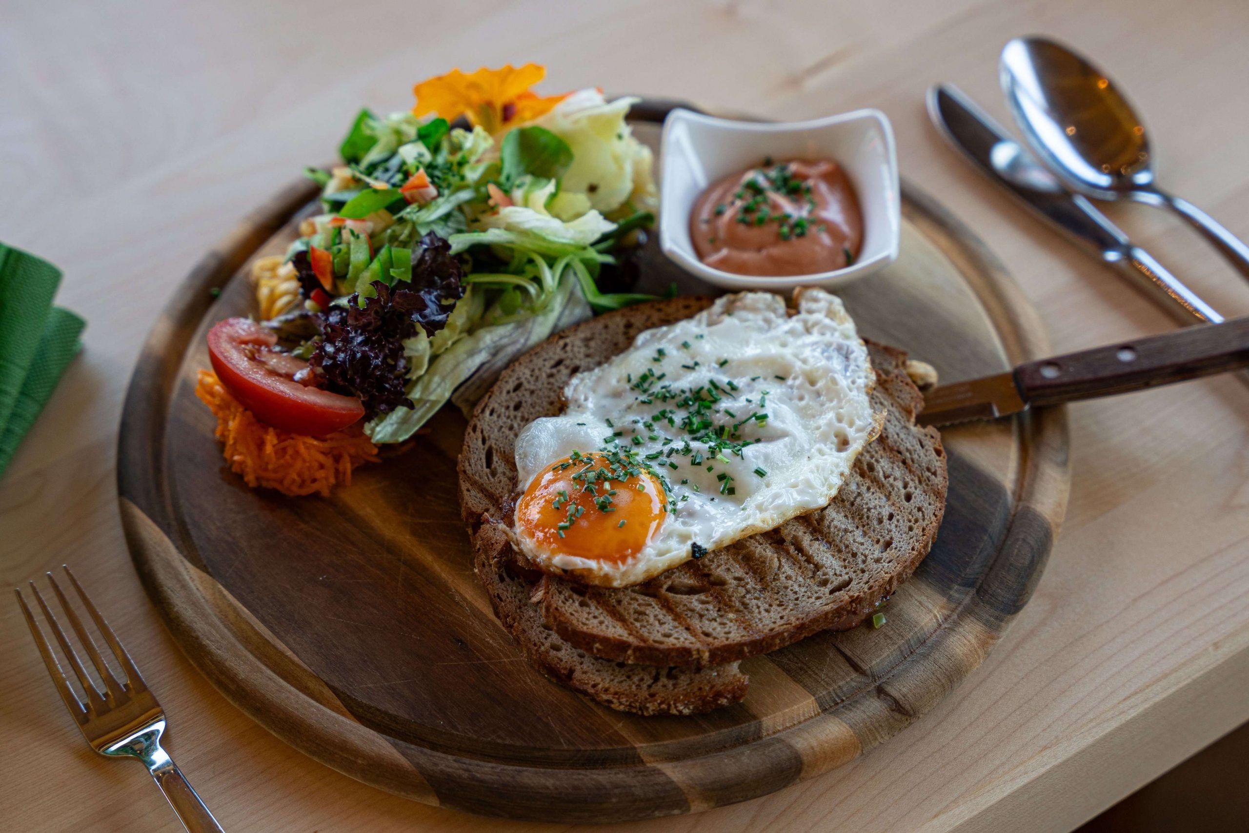 spiegelei-jause-brotzeit-mariaalm-scaled.jpg